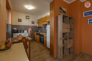 Wasserkocher mit Kaffee-/Teezubehör, Kühlschrank, Mikrowelle, Ofen