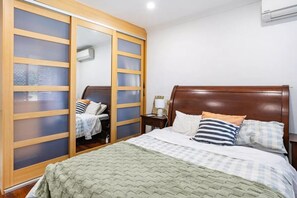 2 bedrooms, iron/ironing board, WiFi, bed sheets - Upscale & Modern, Relaxed and Inviting Home (Osborne Park)