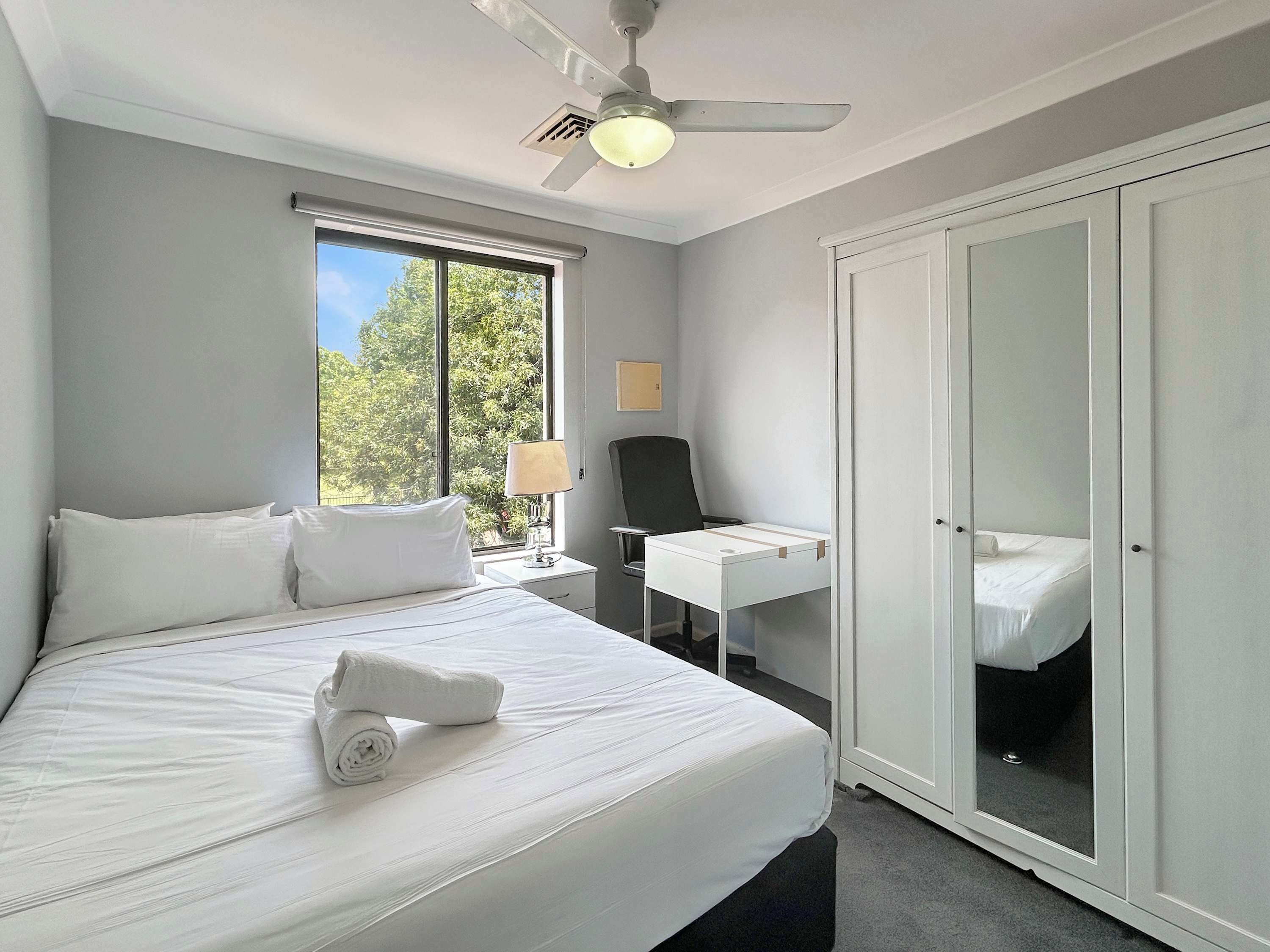 Tabla de planchar con plancha, wifi y ropa de cama 