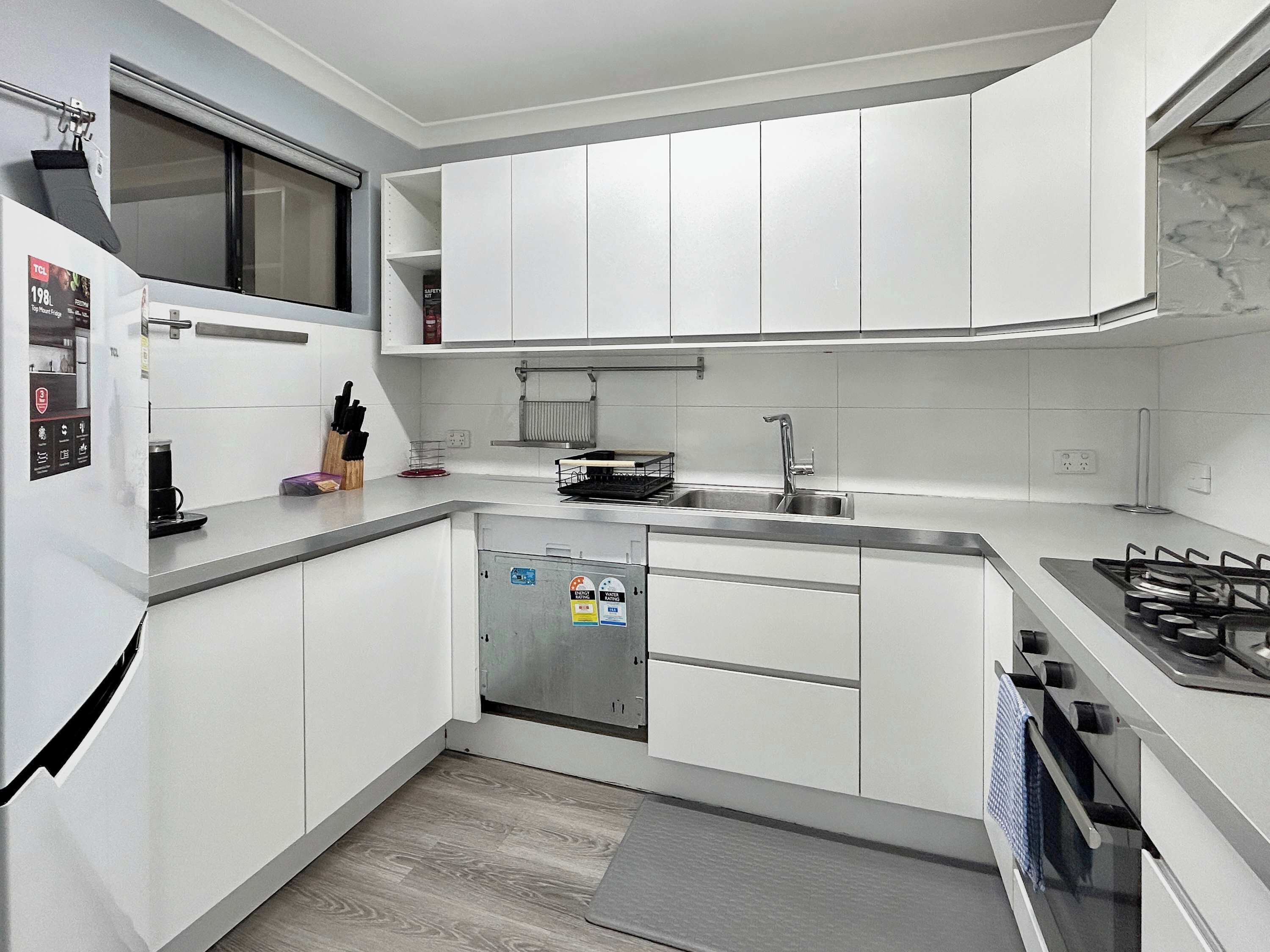 Refrigerador, microondas, horno, placa de cocina