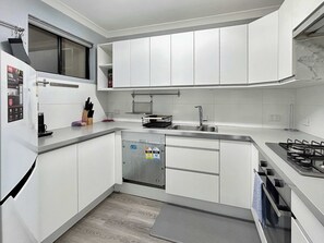 雪櫃、微波爐、焗爐、爐具