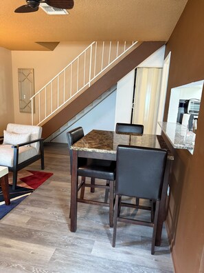 Dining - Fresh /Fresh 2-bedroom apartment in fantastic Fort Myers (Fort Myers)