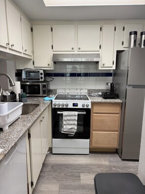 Private kitchen - Fresh /Fresh 2-bedroom apartment in fantastic Fort Myers (Fort Myers)