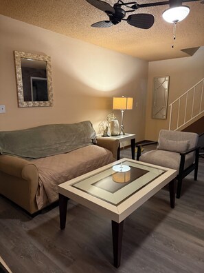Living area - Fresh /Fresh 2-bedroom apartment in fantastic Fort Myers (Fort Myers)