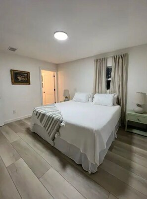 3 bedrooms, iron/ironing board, WiFi, bed sheets - Little Blue Cottage by the Bay!! (Pensacola)