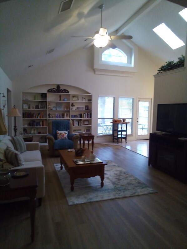 TV - Happy Holidays House in Boerne
3 bedrooms, 2 full baths (Boerne)