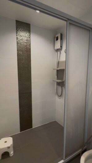 ヘアドライヤー、タオル、石鹸、トイレットペーパー