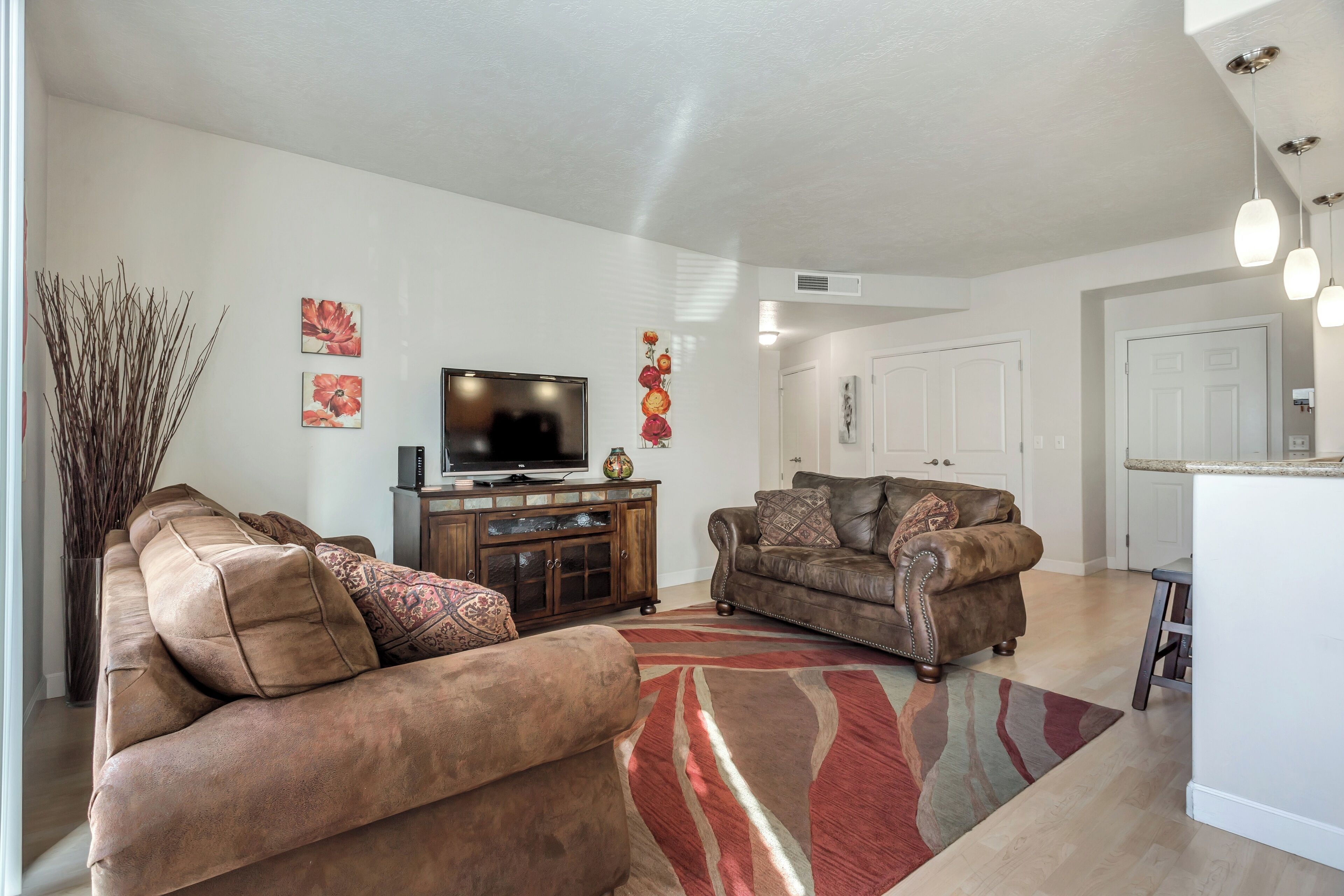 Deluxe Condo, 3 Bedrooms, Pets allowed | Living area