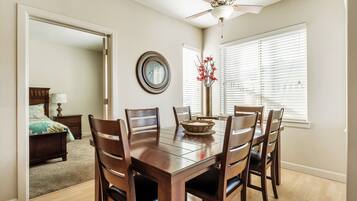 Deluxe Condo, 3 Bedrooms, Pets Allowed | Dining