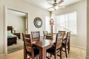 Deluxe Condo, 3 Bedrooms, Pets allowed | Dining - Modern 3BR Condo Near Convention Center (Salt Lake City)