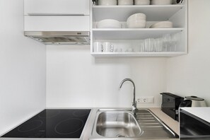 Fridge, microwave, oven, stovetop - Blueground | Wieden, view, nr Belvedere (Vienna)