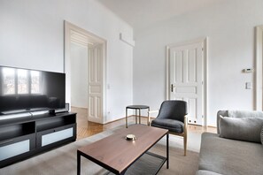 TV, stereo - Blueground | Wieden, view, nr Belvedere (Vienna)