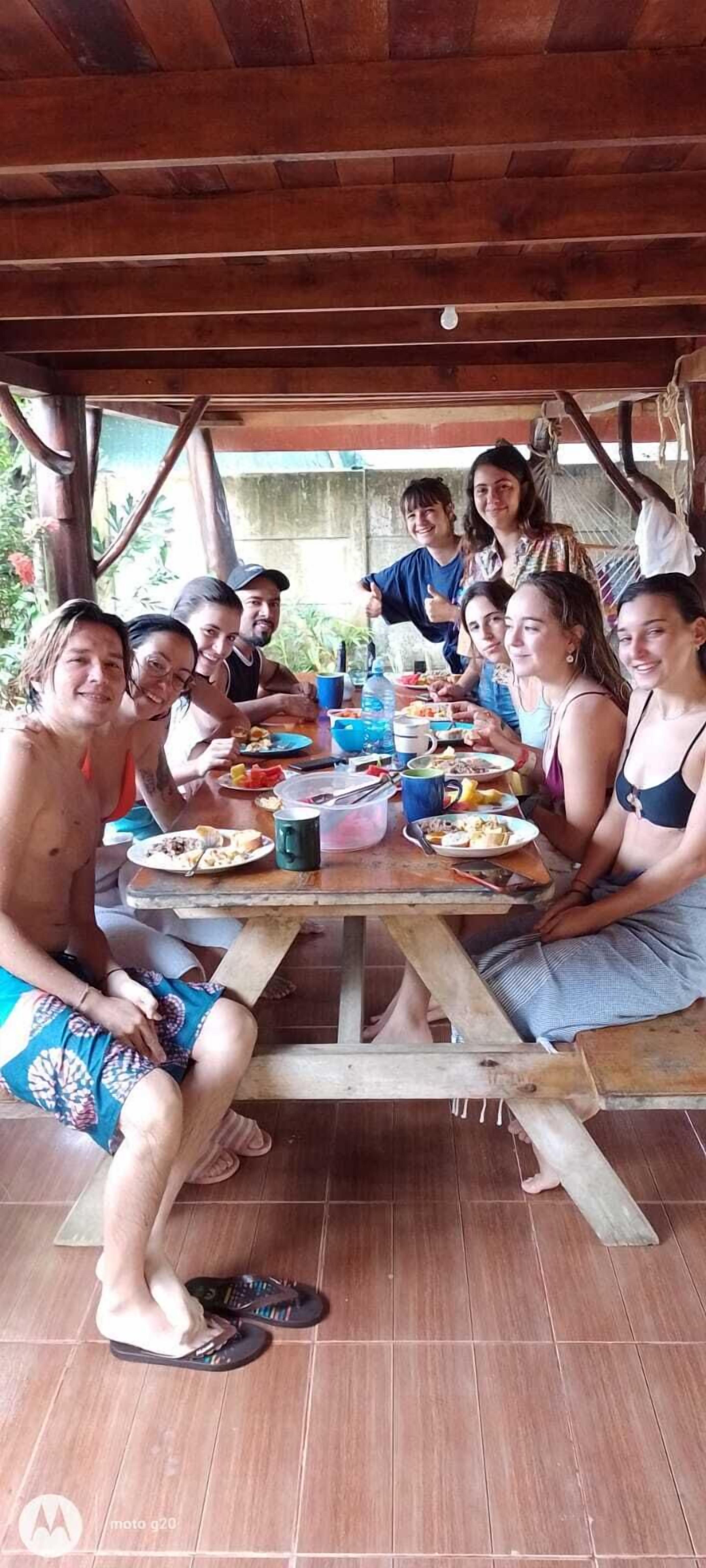 Desayuno con opciones de la cocina local diario (USD 7 por persona)