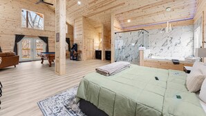 1 bedroom, desk, iron/ironing board, free WiFi - True Love Cabin — A Romantic Escape Above the Pines (Cleveland)