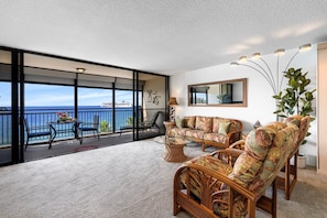 TV - 🏖️Ali'i Drive Oceanfront Condo | Walk to Town & Views (Kailua Kona)