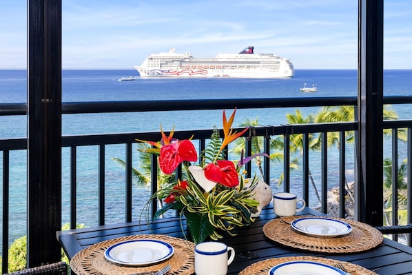 Outdoor dining - 🏖️Ali'i Drive Oceanfront Condo | Walk to Town & Views (Kailua Kona)