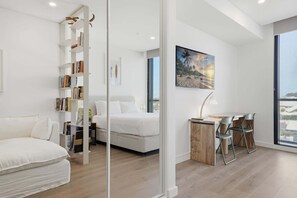 Escritorio, tabla de planchar con plancha, wifi y ropa de cama 