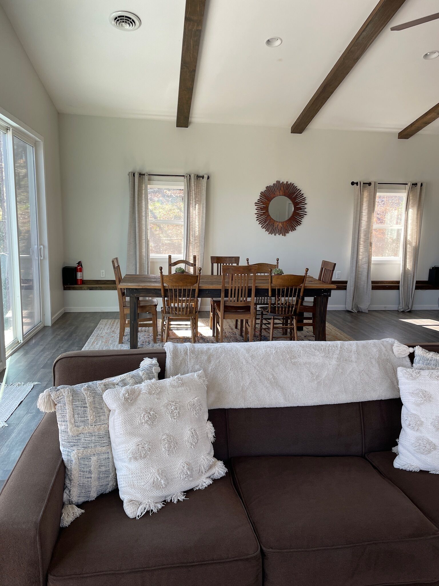 Smart TV, caminetto, lettore DVD, libri