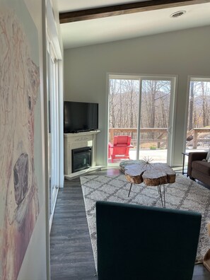 تلفزيون ذكي، مدفأة، مشغل دي في دي، كُتُب