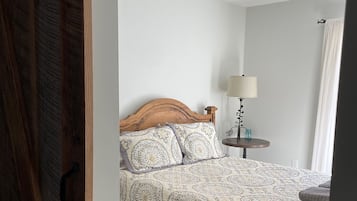 Iron/ironing board, travel cot, free WiFi, bed sheets