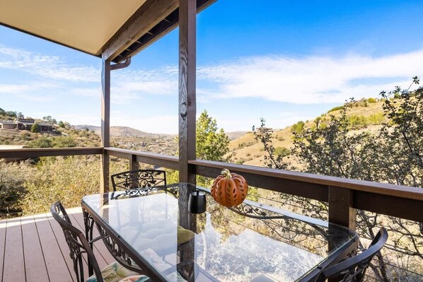 Outdoor dining - Cozy 1BR casita with full kitchen and great views. (Prescott)