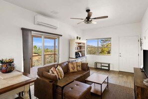 Living area - Cozy 1BR casita with full kitchen and great views. (Prescott)