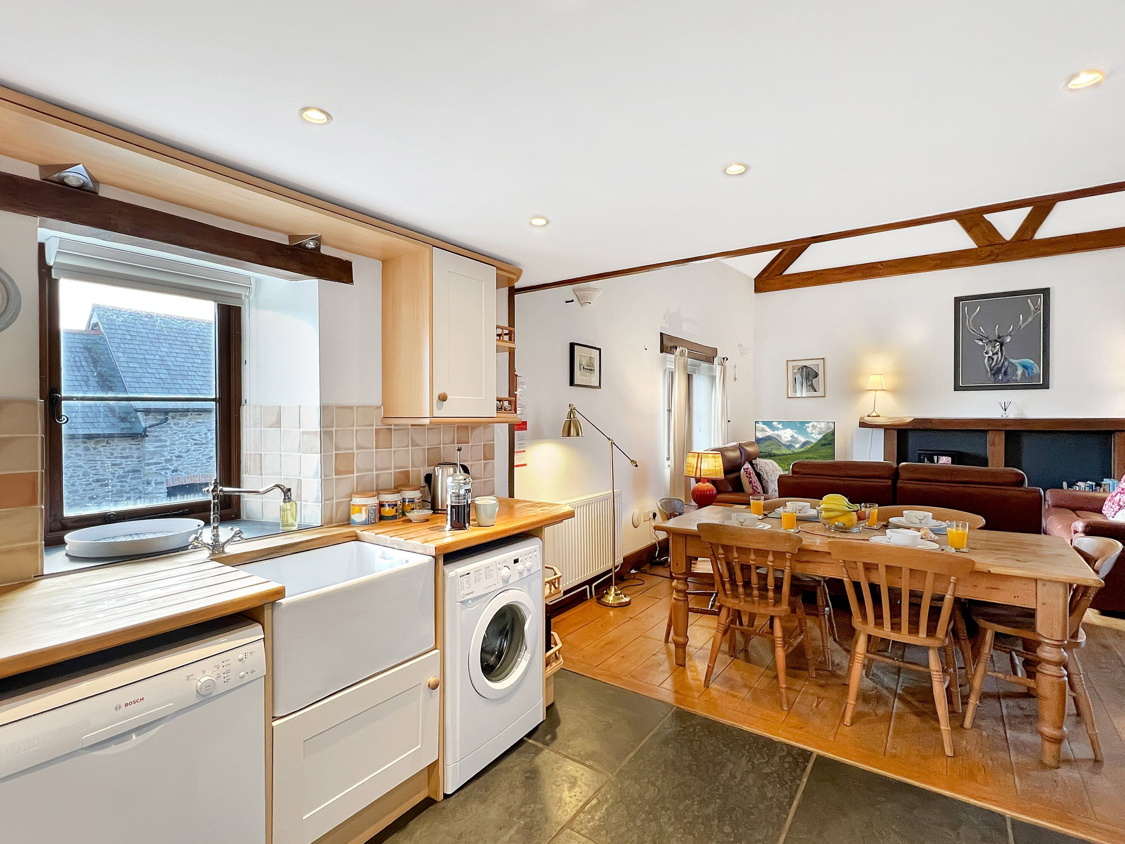 Mikrovågsugn, ugn, diskmaskin och barnstol