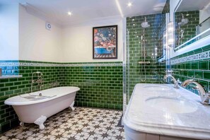 Shower - The Retreat - 5 Bedroom House - Horton (Swansea)
