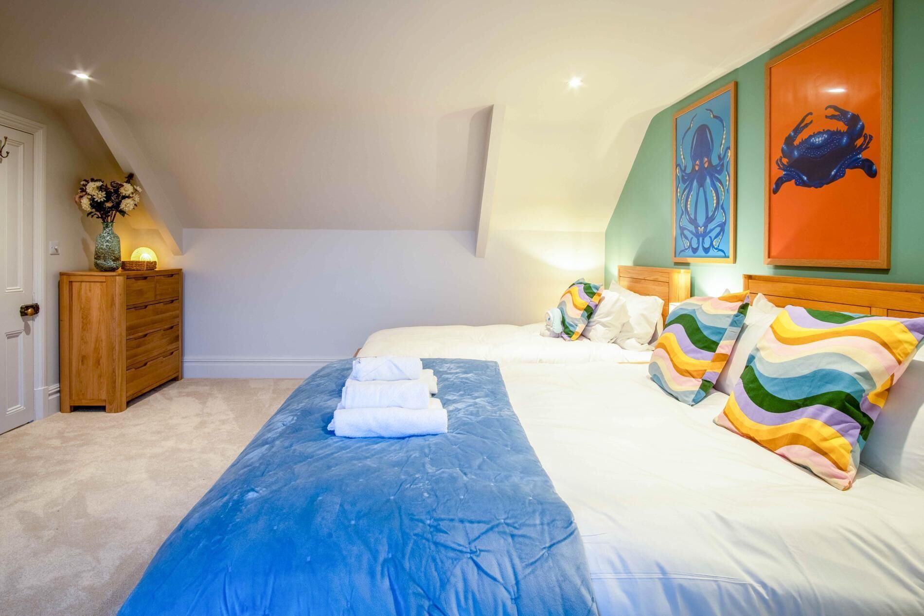Ein Schlafzimmer mit einem großen Bett, einem Holzschrank und einer Blumenvase.