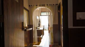 Deluxe Double or Twin Room, Mountain View | Meja, ruang kerja komputer riba, Wi-fi percuma