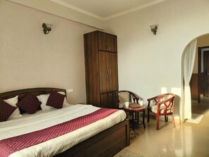 Quarto casal ou duplo luxo, vista para a montanha | Escrivaninha, espaço de trabalho para notebook, Wi-Fi de cortesia