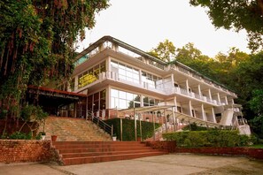 Vista frontal de la propiedad