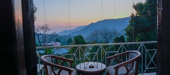 The Pine Oak Resort 