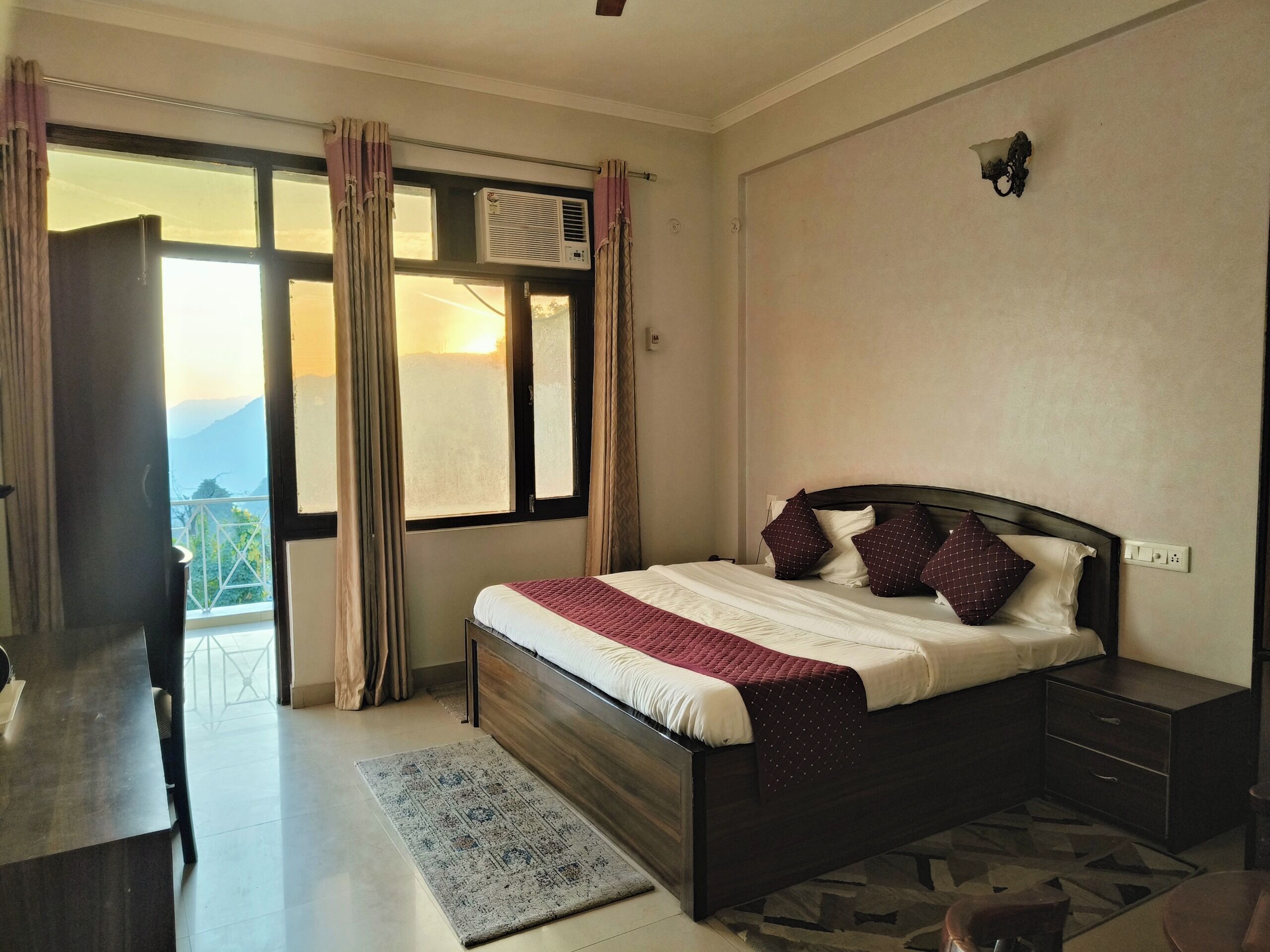 Deluxe Double or Twin Room, Mountain View | Meja, ruang kerja komputer riba, Wi-fi percuma 