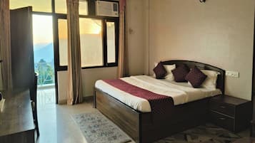 Dobbelt- eller tomannsrom – deluxe, fjellutsikt | Skrivebord, skrivebord for bærbar PC og wi-fi (inkludert)