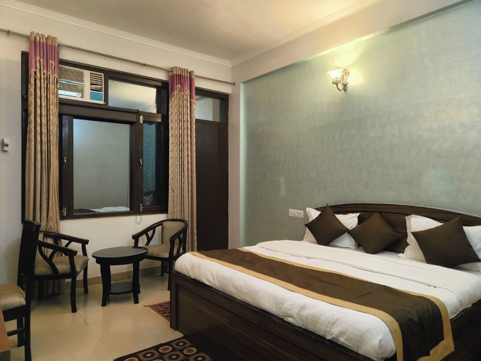 Escritorio, espacio para trabajar con laptop y wifi gratis 