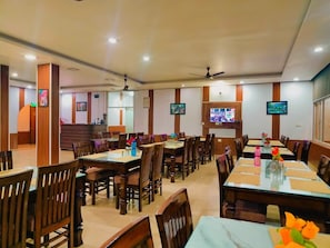 Restaurant - The Pine Oak Resort  (Bhimtal)