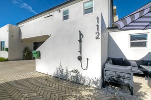 Property grounds - Modern Carlsbad Vacation Rental with Ocean Views, Private Patio, Fire Pit & Walkable Location (Carlsbad)