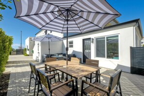 Outdoor dining - Modern Carlsbad Vacation Rental with Ocean Views, Private Patio, Fire Pit & Walkable Location (Carlsbad)