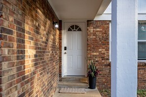 Exterior detail - Spacious Modern  5-bedroom Home close to everything (Southaven)