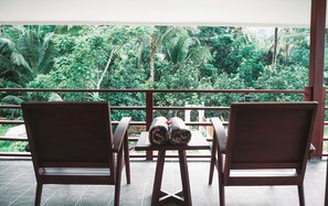 Deluxe villa, 2 slaapkamers, uitzicht op bergen | Terras