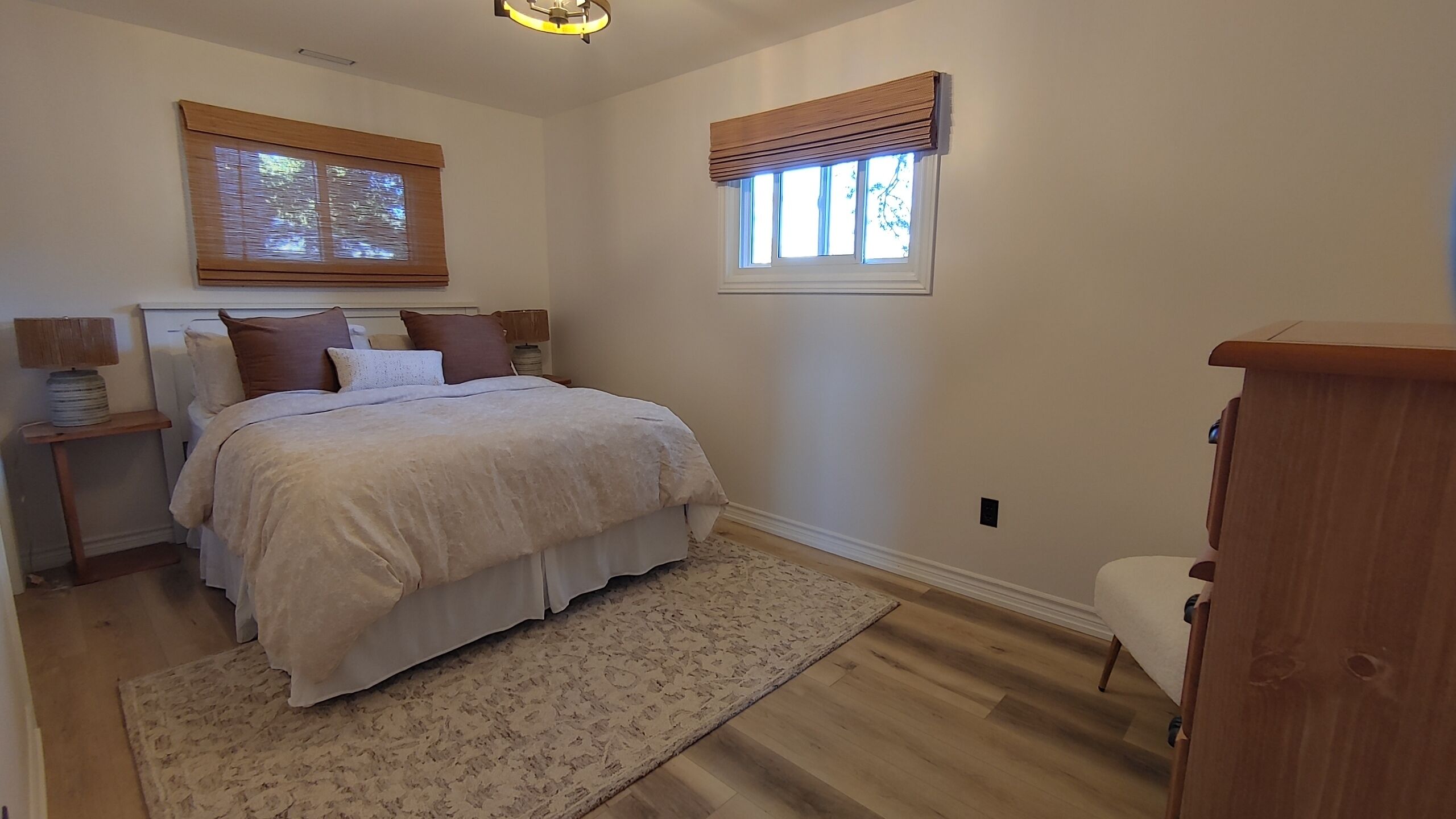 2 slaapkamers, een strijkplank/strijkijzer, internet, beddengoed