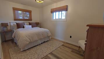 2 slaapkamers, een strijkplank/strijkijzer, internet, beddengoed