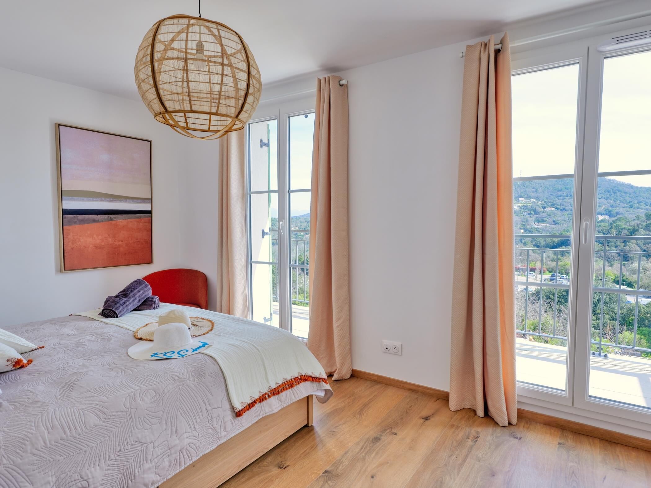 4 bedrooms, iron/ironing board, internet, bed sheets