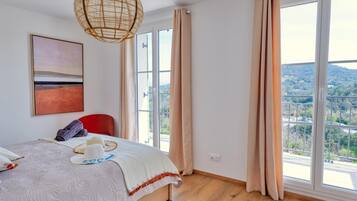 4 bedrooms, iron/ironing board, internet, bed sheets