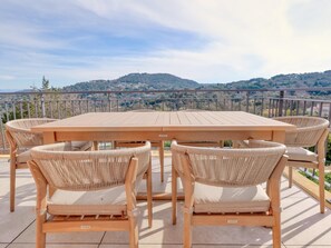 Outdoor dining - New Villa 2025 | Private Pool | View : Maures | 25 min from St Tropez (La Garde Freinet)