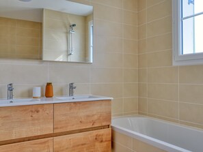 Shower, hair dryer, towels - New Villa 2025 | Private Pool | View : Maures | 25 min from St Tropez (La Garde Freinet)