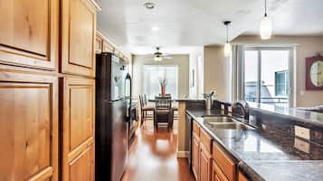 Condo Deluxe, 3 phòng ngủ, được phép mang theo vật nuôi | Bếp riêng | Dụng cụ pha cà phê/trà, ấm điện