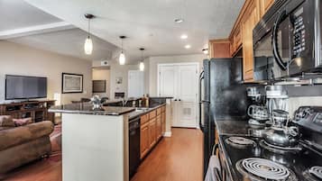 Deluxe Condo, 3 Bedrooms, Pets allowed | Private kitchen