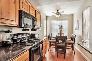Deluxe Condo, 3 Bedrooms, Haiwan Kesayangan Dibenarkan | Dapur peribadi